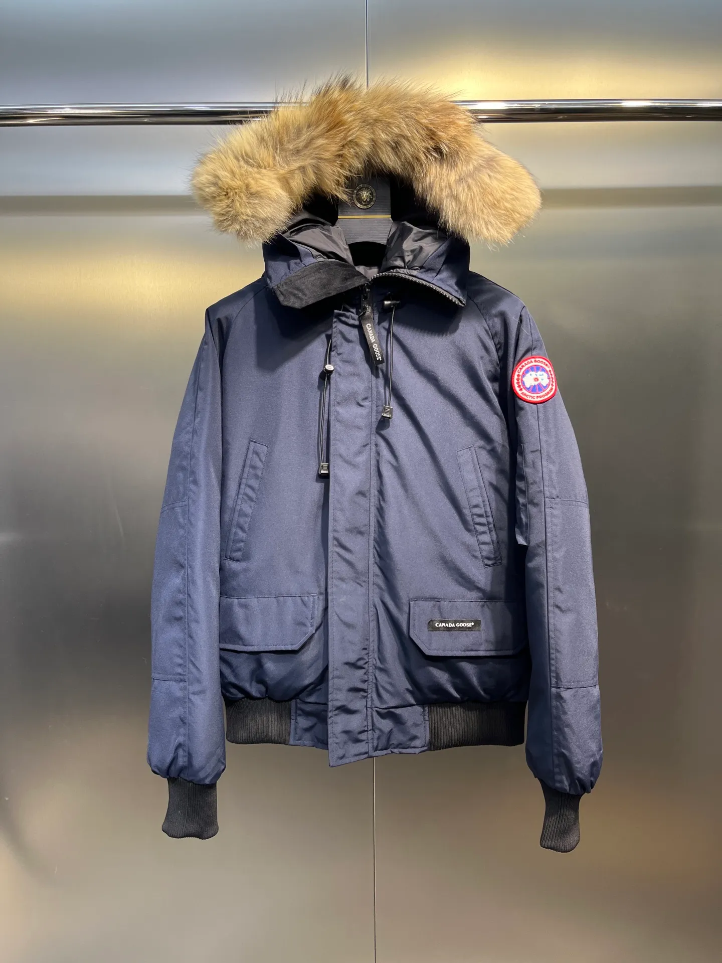 P720 high-end version (new version of Big Goose 01) Canada Goose Canada Goose #Chilliwack 7999M bomber jacket short down jacket/01 model #Men and Women Same Style# ➖ Genuine synchronous anti-counterfeiting chip sensor! ➖ Imported 21S polyester-cotton blended original fabric [last year’s 16S/18S hard fabrics have been completely eliminated, this year all use 21S genuine synchronous fabrics, the soft mid-strap feels delicate and textured], genuine synchronous Feather-Light 10D waterproof coating fabric, made of 84.5 polyester fiber and 15.5 cotton, 100% the best feel in the entire network! ➖ The genuine official website is synchronized with the national standard 80 white duck down, you can check the official website customer service, there will never be a series of misleading claims such as 90 down or goose down! ➖ Using the best nylon lining with double double-layer sealing design, velvet-proof No. 7 needle + grid-filled down ready-made garments, there is 100% no so-called velvet running! ➖ The cuffs are designed with thickened seamless threads, and the collar and pockets are lined with top-quality polar fleece to keep you warm and comfortable! ➖ Yoshida YKK provides original custom-made electroplated sliders. YKK two-way lockable zippers are tight and smooth and will not peel off paint! ➖ 3M composite guarantees that the Velcro is the same as the original, durable, and all accessories and hardware are custom-made! ➖ Imported BEHRINGER embroidery machine to customize the 10,000-needle embroidery logo, 98% of which can be reproduced to restore the original logo. You can check and compare on the official website! ➖ The fur collars are all made of large pieces of Western Canadian blue wolf hide, ensuring that each fur collar is 13-15cm wide!   Size:XS-XXL